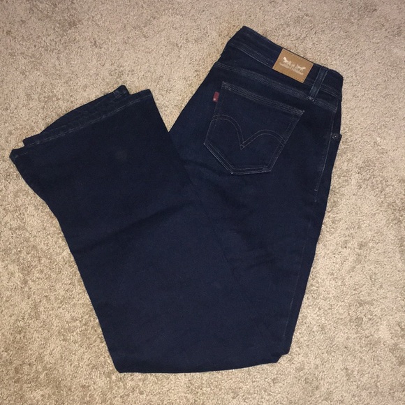 Levi Jeans- Dark washed. Bootcut - Picture 2 of 4